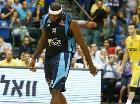 יוטר מחכה לפורוורד האדום (צילום: אלן שיבר)