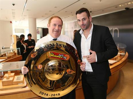 אלון עם ישראל קורט מ-H STERN. התקשטו (עודד קרני)