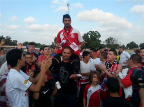 על הכתפיים, עזאם