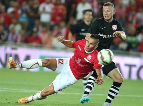 הובאן שולח את הכדור לרשת (אלן שיבר)