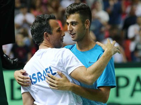 העתיד של הטניס הישראלי. פתאל עם הקפטן אייל רן (אלן שיבר)