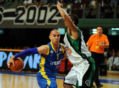 ארויו במדי מכבי ת"א. יפגוש את הצהובים? (צילום: ניר בוקסנבאום)