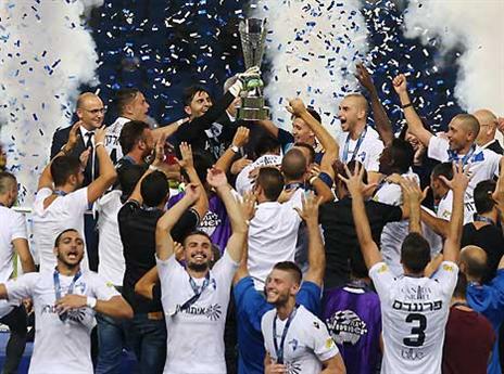 שחקני ק"ש חוגגים את הזכייה. (אלן שיבר)