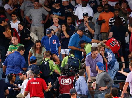 האוהדים בהלם, רגעים ספורים אחרי המקרה (gettyimages)