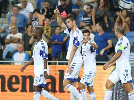 ביטון כבש שער בכורה במדים הלאומיים (צילום: דני מרון)