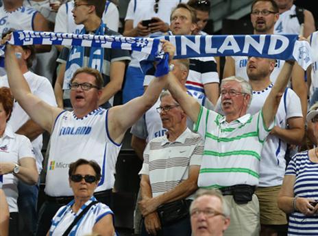 אלפי פינים הגיעו לעודד את נבחרתם בצרפת (אלן שיבר)