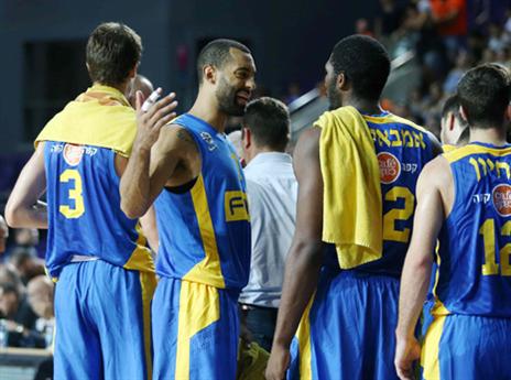 רנדל חוגג עם החברים (אלן שיבר)