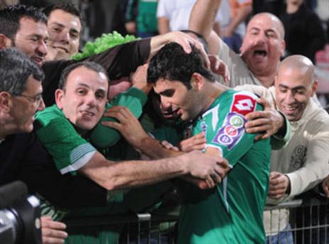 עם האוהדים. נעלב מהביקורות (האתר הרשמי, מכבי חיפה)