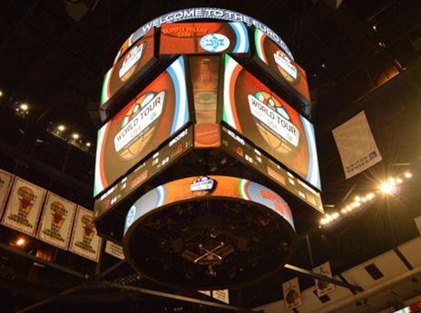 הדגלים שתלויים מהתקרה מזכירים במה זכו שם (צילום: אורי רוייז, שיקגו)