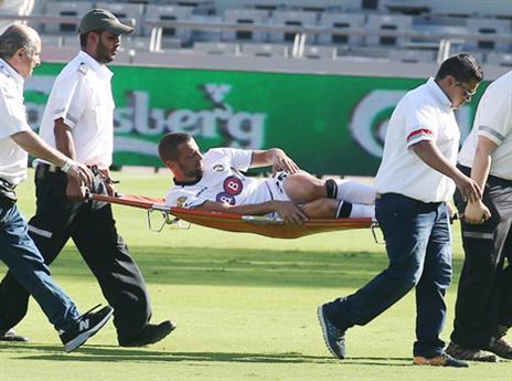 עומר פרץ על האלונקה. פה נגמרה הקריירה? (אלן שיבר)