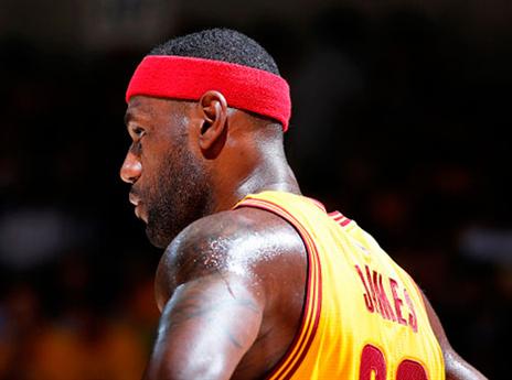 "לברון שמח עם הקבוצה" (getty)