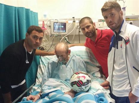 אנשי הפועל חיפה מבקרים את האוהד החולה