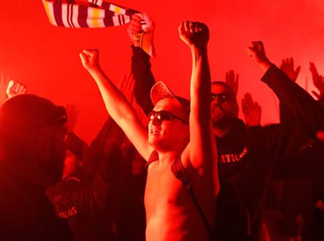 עוד לפני המשחק, הקהל הבוסני הדליק את האווירה (GETTY)
