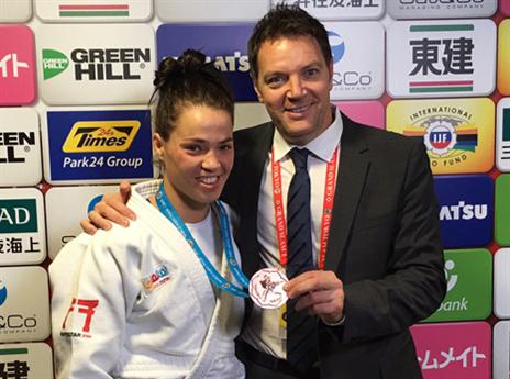 עוד מדליה לאוסף. לינדה בולדר עם המאמן שני הרשקו (איגוד הג'ודו)