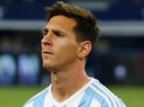 עושה בכוונה. מסי בזמן ההמנון (gettyimages)