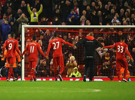 קלופ והשחקנים מודים לקהל. "נראה מגעיל" (getty)