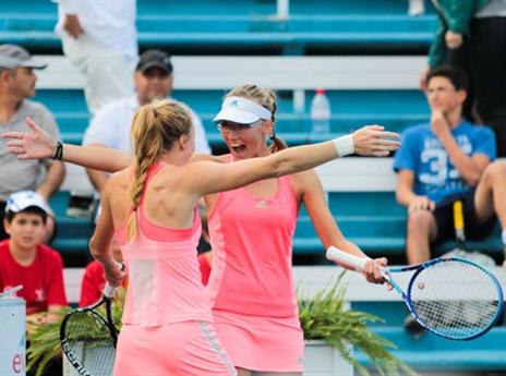 האחיות גלושקו חוגגות זכייה בזוגות (ניר קידר, איגוד הטניס)