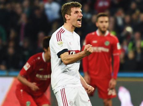 מולר חוגג בפוזה האופיינית (GETTY)