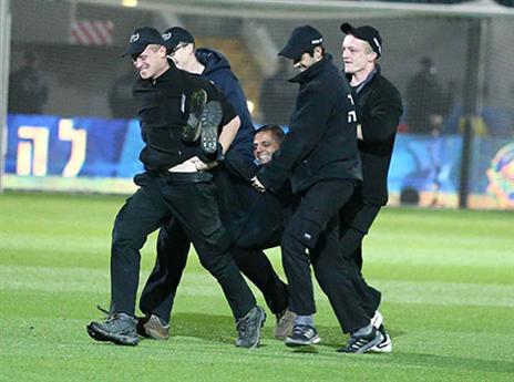 השוטרים תירגלו הוצאת אוהד מהמגרש בכוח (אבל עם חיוכים) (אלן שיבר)