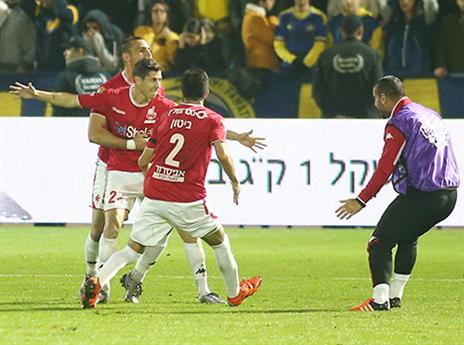 משום מקום מליקסון ניצל יציאה גרועה של ראיקוביץ' וזה 0:2 לב"ש (אלן שיבר)