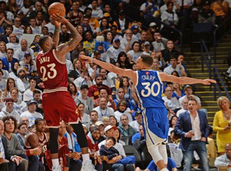 לברון עולה לג'אמפ מול קרי (Getty)