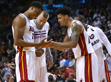 שחקני מיאמי מברכים את ווייטסייד על משחק ענק (getty)