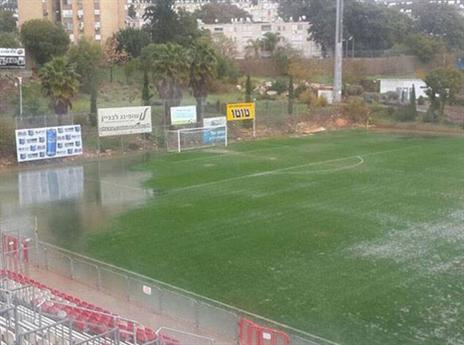 אצטדיון גרין המוצף. אי אפשר לשחק כדורגל