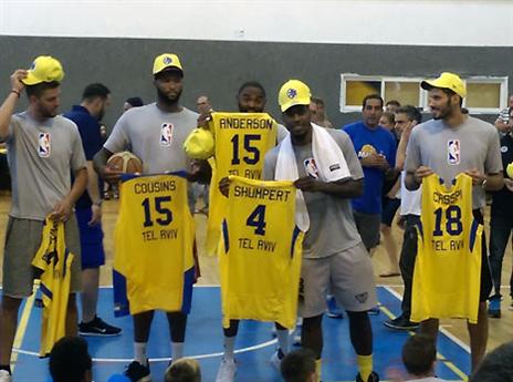 כספי והחברים בארץ. לימד אותם