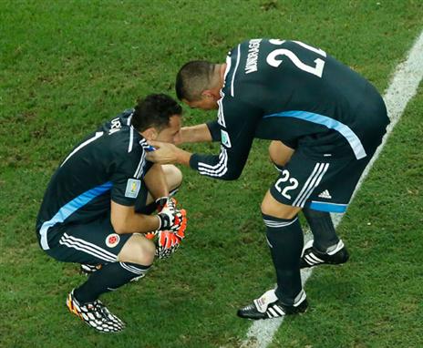 מנחם את אוספינה אחרי ההדחה מהגביע (Getty)