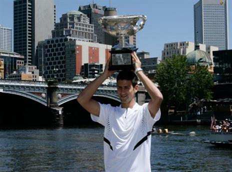 ג'וקוביץ' והגביע ב-2008 (Getty)