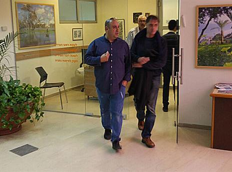 מכנס יוצא מהפגישה, היום