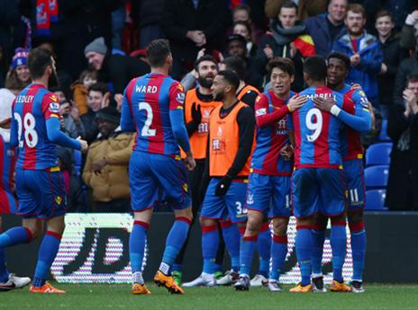 שחקני פאלאס חוגגים עם זאהה (getty)