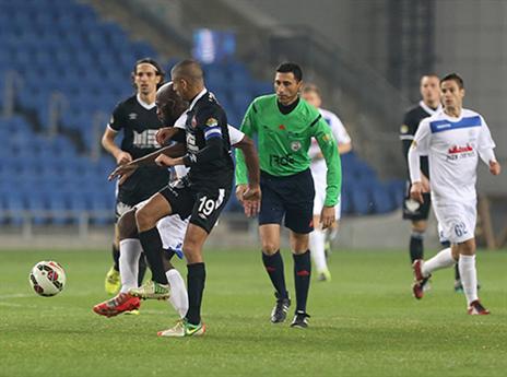 קפטן הפועל רעננה, בן בנימין, מוביל את הקישור של סילבס