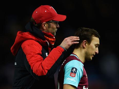 הוא לא אמור להיות בצד המנוחם? קלופ ונובל (gettyimages)