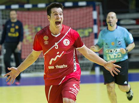 סמולר בטירוף אחרי שריקת הסיום (עודד קרני)