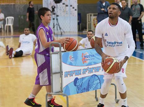 רוברט סאלי להט בתחרות השלשות (צילום: איגוד הכדורסל)