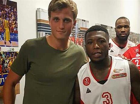 שוינפלד עם רובינסון. מפגש מרגש (צילום: הפועל ת"א)