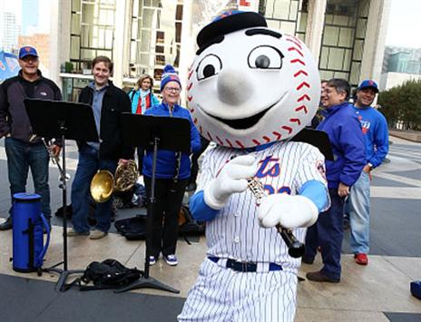 על הקלרינט - בובת בייסבול ענקית (Getty Images)