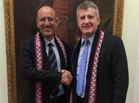 חלוץ העבר הקרואטי, דאבור שוקר, עם יו"ר המשלחת גילת