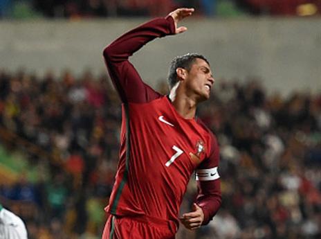 לא הולך לו. רונאלדו עצבני (gettyimages)