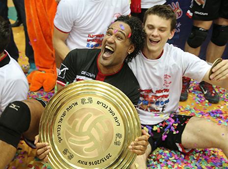 זכייה מתוקה. דוס סנטוס בטירוף (צילום: אנצ'ו גוש)