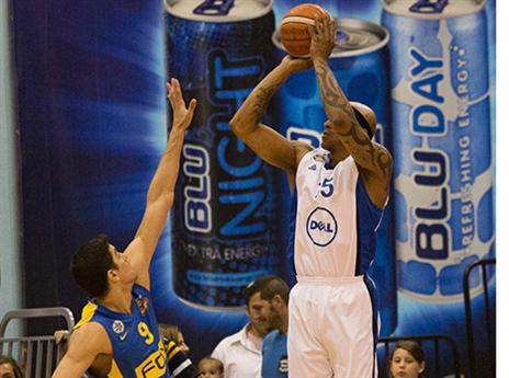 שגב מנסה לעצור את סינגלטון (עודד קרני)