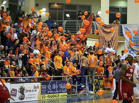 אוהדי ראשל"צ במופע בלונים בפתיחת המשחק (אלן שיבר)