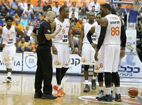 השופט מרגיע את מונרו (אלן שיבר)