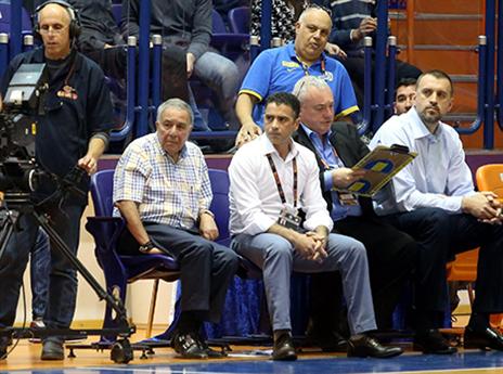 הספסל של מכבי עוקב (יוסי שקל)