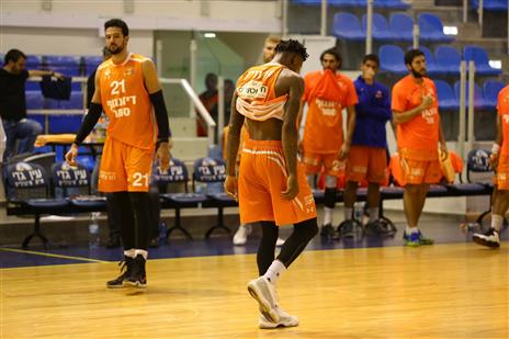 הפנים אומרות הכל (מנהלת הליגה)