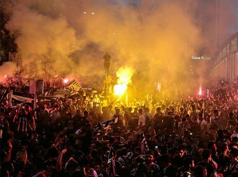 אוהדי בשיקטאש חוגגים (Getty)