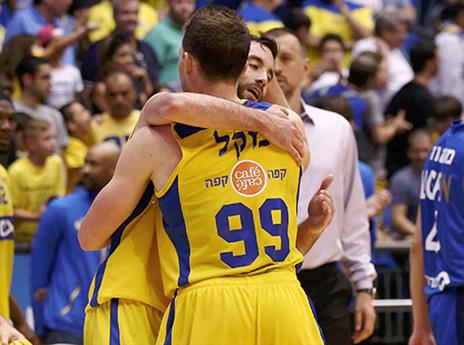 אוחיון ומקל מאושרים. מכבי נמנעה מהפתעה (צילום: אלן שיבר)