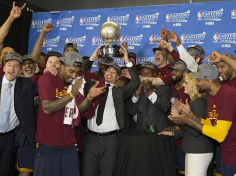 לו חוגג גמר בעונתו הראשונה כמאמן (getty)