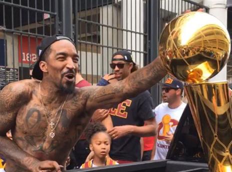 סמית'. עדיין בלי חולצה